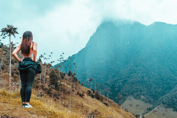 Mujer mirando montañasValle del Cocora Salento Quindio Colombia	