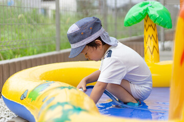 プールで水遊びをする子供