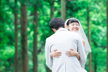 抱きしめる新郎新婦