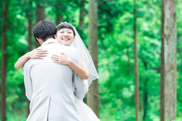 抱きしめる新郎新婦