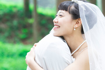 抱きしめる新郎新婦
