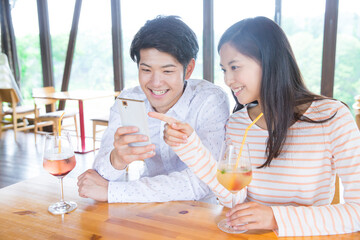 カフェでデートするカップル