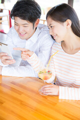 カフェでデートするカップル