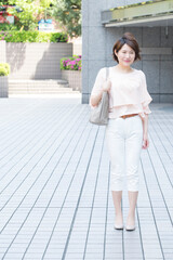 街中を歩くＯＬ