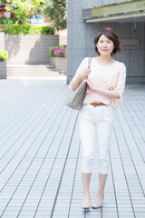 Fototapeta premium 街中を歩くＯＬ