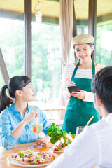 Naklejka premium 注文をとるカフェ店員