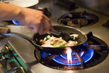 料理をする手元