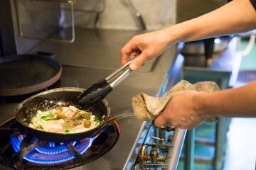 料理をする手元