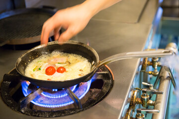 料理をする手元