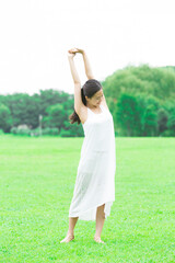 伸びをする女性