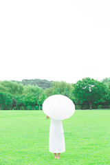 日傘を差す女性の後ろ姿