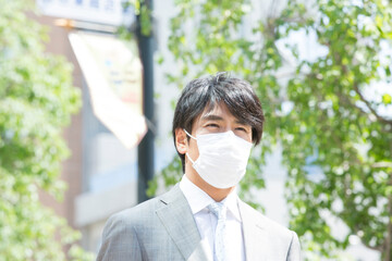 マスクをするビジネスマン