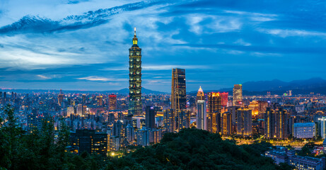 Naklejka premium Taipei 101 Tower at Night, Tajpej, Tajwan
