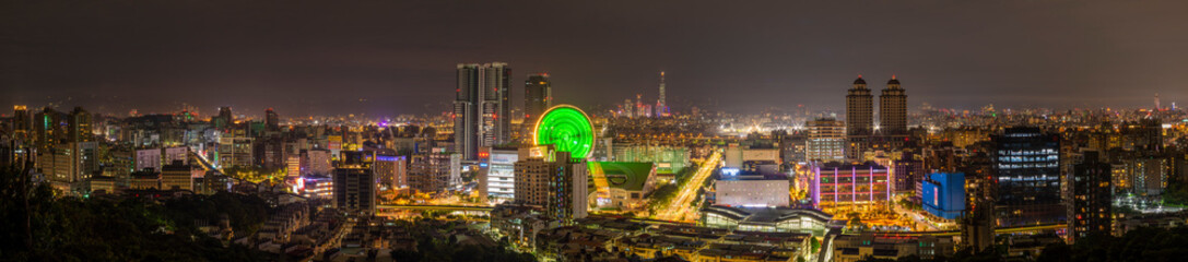 Fototapeta na wymiar City scenery of night in Taipei