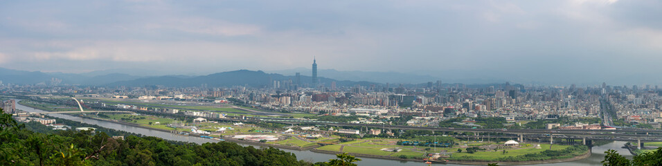 Obraz premium Taipei Sonshan Airport & Taipei 101 Building, Taiwan