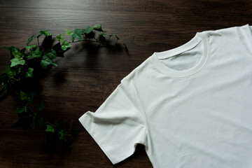 White t-shirt on a black board. 黒い板の上の白いtシャツ