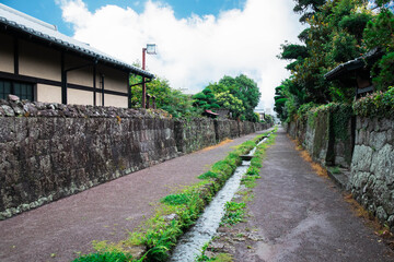 Fototapeta premium 道の中央に生活用水が流れる水路がある島原市の武家屋敷の町並み