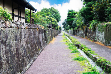 道の中央に生活用水が流れる水路がある島原市の武家屋敷の町並み