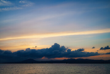 夕暮れ　海　空　雲　素材