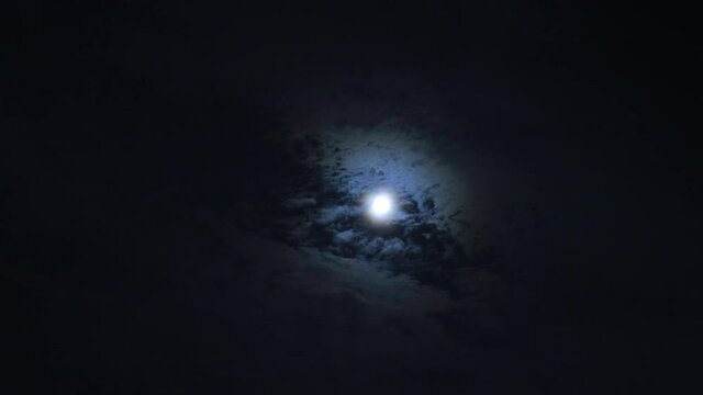 満月と薄い雲　夏　8月の夜空　2020年8月4日撮影