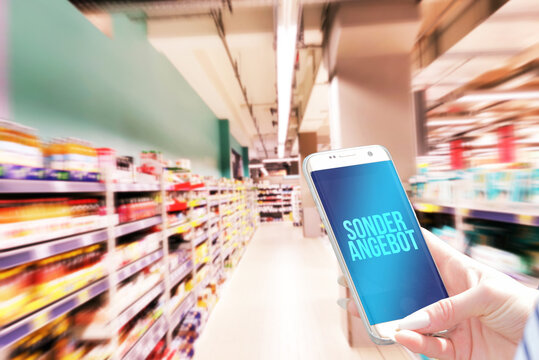 Ein Supermarkt, Smartphone und Suche nach Sonderangeboten