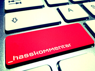 Ein Computer und Taste Hasskommentar