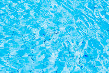 Fototapeta na wymiar Blue ripe water reflection in swimming pool