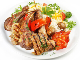 Grillteller mit Reis und Gemüse isoliert