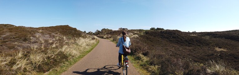 Frau auf Fahrrad auf Sylt, Panorama