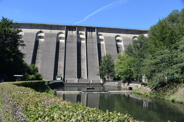 Staumauer der Oleftalsperre in der Eifel