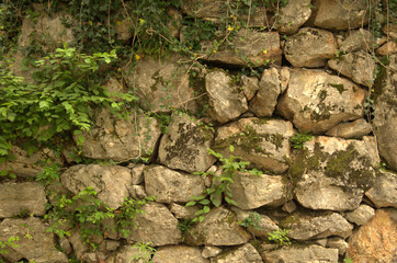 Vecchio muro in pietra di epoca medioevale.
