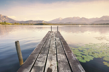 Holzsteg am See in den Bergen