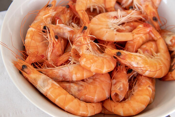 Crevettes roses dans un bol en gros plan