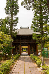 Obraz premium A gate with the statue of a Deva king standing on either side of Yotaku-ji temple in Sanda-shi, Hyogo, Japan
