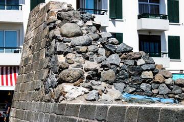 Un fuerte de piedra destruido muy antiguo 