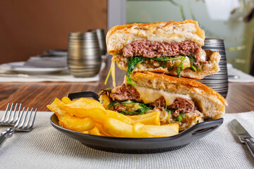 Panino da pub con hamburger, provola, rucola e patatine fritte