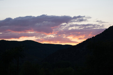 Atardecer entre los montes, cerros.