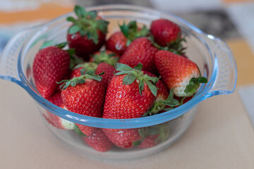Fresas frescas en un recipiente de cristal