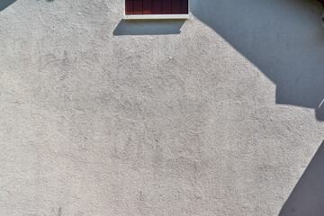 Beschaffenheit einer weißen Rauputzmauer als abstrakter Hintergrund