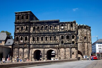 Fototapeta na wymiar black gate in Trier