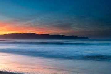 Fototapeta na wymiar Light High Cloud Sunrise Seascape