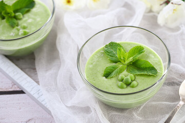 Green pea puree soup