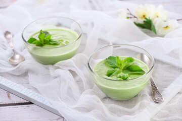 Green pea puree soup