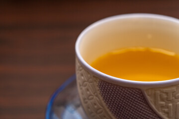 コップに入った冷たいお茶