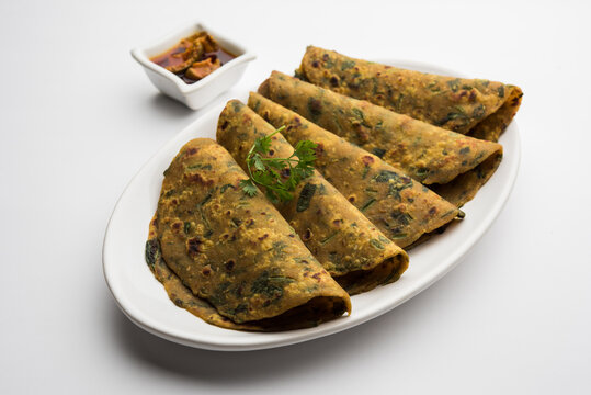 Palak paratha or Spinach flatbread&nbsp;is a Popular Indian breakfast menu