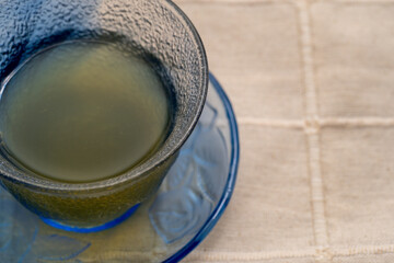 コップに入った冷たいお茶
