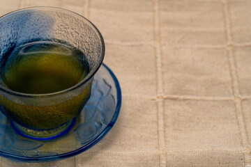 コップに入った冷たいお茶