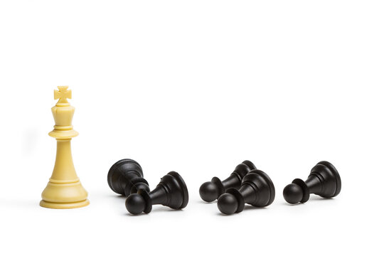 Piezas de ajedrez. El Rey y los peones sobre un fondo blanco liso y aislado. Vista de frente y de cerca. Copy space