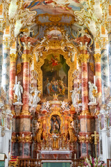 Der prachtvoll ausgeschmückte Innenraum der Wieskirche in Bayern
