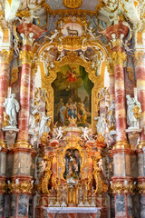 Der prachtvoll ausgeschmückte Innenraum der Wieskirche in Bayern